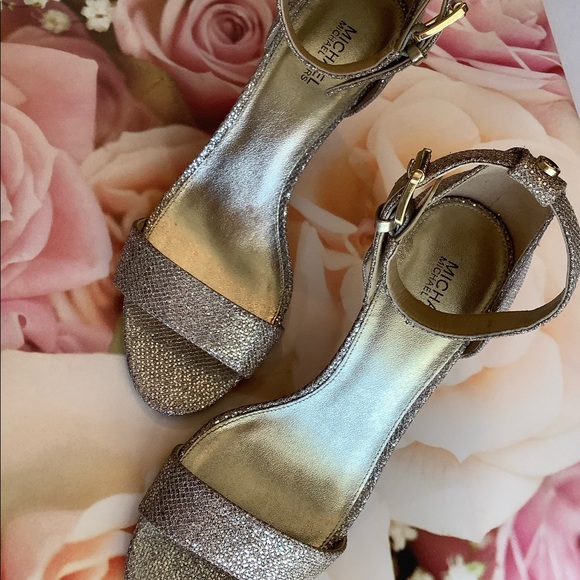 Gorgeous MK gold specked 3” sandal - Picture 10 of 12